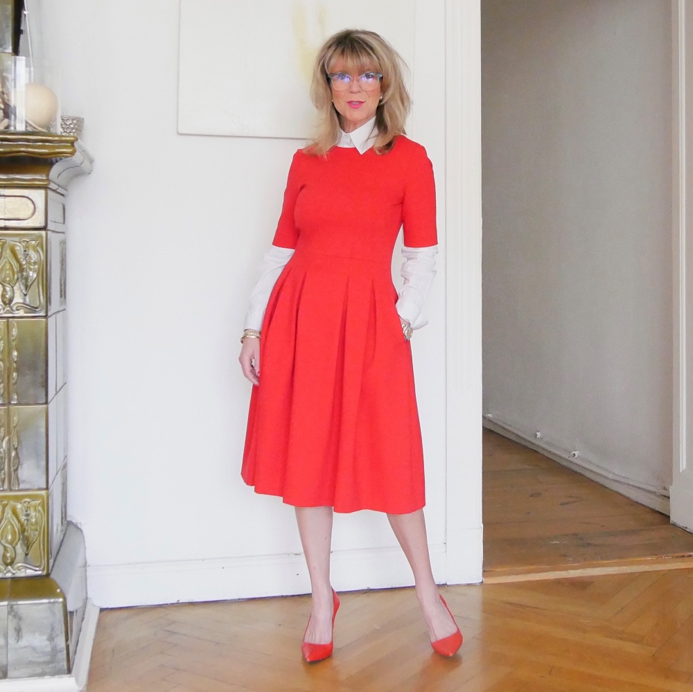 Business-Outfits: Rotes Kleid und rote Pumps